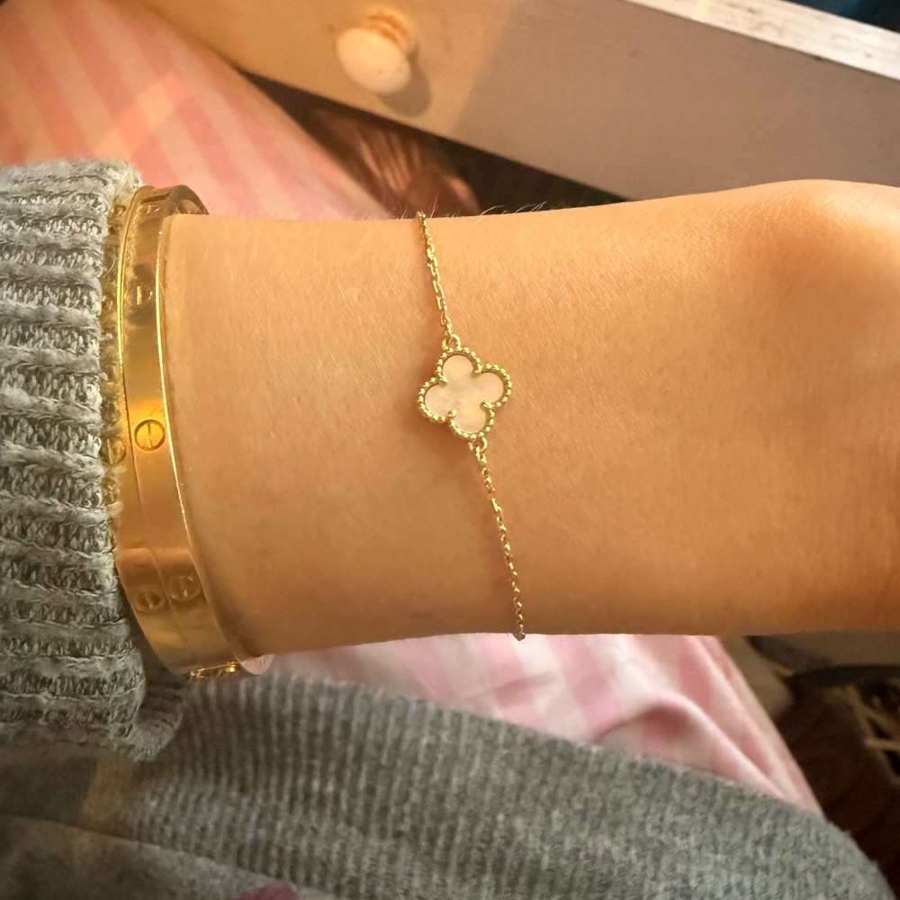 Van Cleef & Arpels Gold Chain Bracelet with White Clover Motif